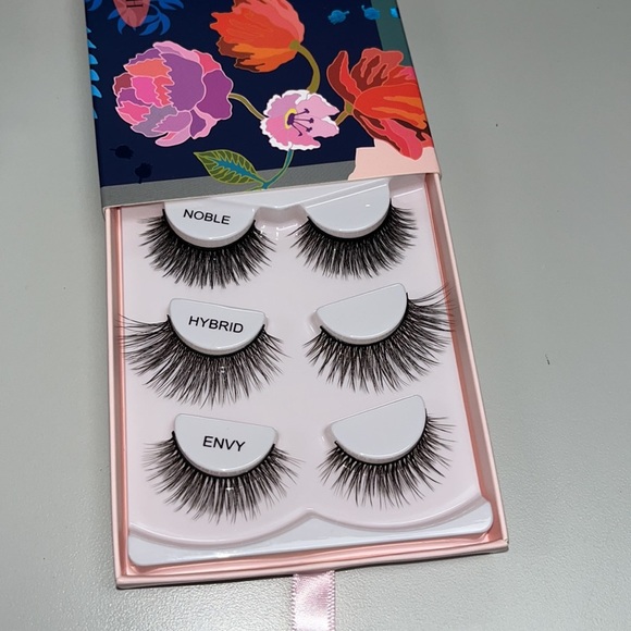 Eyelash essential bundle with bag, glue and eyeliner glue, all new unused 6 sets - Picture 5 of 9